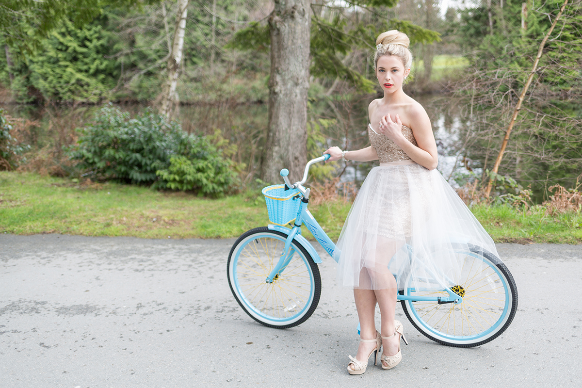 A fun and flirty bridal styled shoot titled "Sweet Beginnings" featuring makeup artistry by Savannah Rae Beauty. Savannah Rae Beauty services brides throughout the Emerald Coast of Florida including Destin, Miramar Beach, Santa Rosa Beach, Seaside, Alys Beach, Panama City Beach, and 30a.